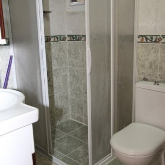 AKÇAYDA DENİZE 100 METRE EŞYALI SEZONLUK KİRALIK DAİRE