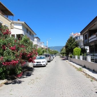 AKÇAYDA DENİZE 100 METRE EŞYALI SEZONLUK KİRALIK DAİRE