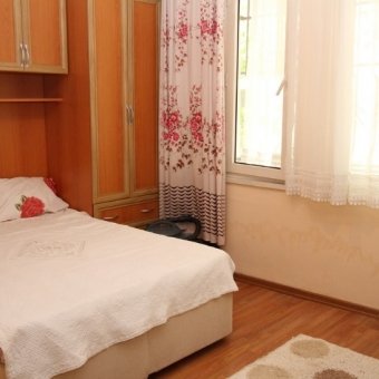 AKÇAYDA DENİZE 100 METRE EŞYALI SEZONLUK KİRALIK DAİRE