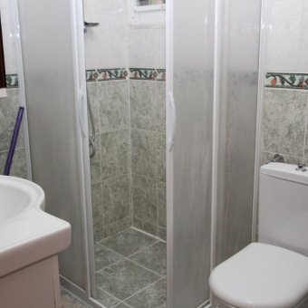 AKÇAYDA DENİZE 100 METRE EŞYALI SEZONLUK KİRALIK DAİRE