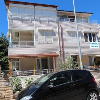 AKÇAYDA DENİZE 100 METRE EŞYALI SEZONLUK KİRALIK DAİRE