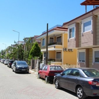 AKÇAYDA DENİZE 100 METRE EŞYALI SEZONLUK KİRALIK DAİRE