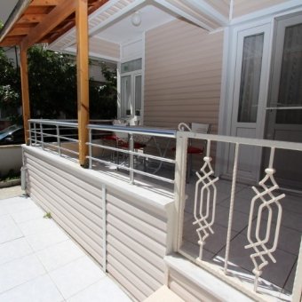 AKÇAYDA DENİZE 100 METRE EŞYALI SEZONLUK KİRALIK DAİRE