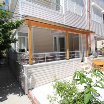 AKÇAYDA DENİZE 100 METRE EŞYALI SEZONLUK KİRALIK DAİRE