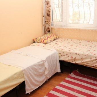 AKÇAYDA DENİZE 100 METRE EŞYALI SEZONLUK KİRALIK DAİRE