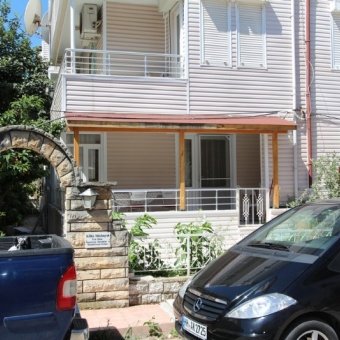AKÇAYDA DENİZE 100 METRE EŞYALI SEZONLUK KİRALIK DAİRE