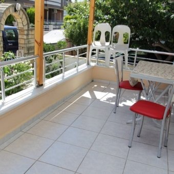AKÇAYDA DENİZE 100 METRE EŞYALI SEZONLUK KİRALIK DAİRE