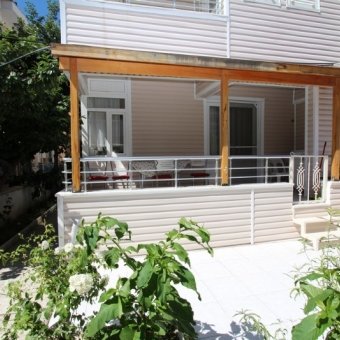 AKÇAYDA DENİZE 100 METRE EŞYALI SEZONLUK KİRALIK DAİRE