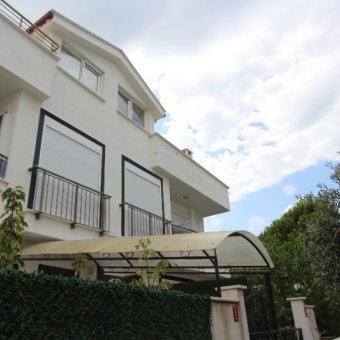 Kaz Dağları'nın eteğinde Güre'de satılık müstakil triplex ev.
