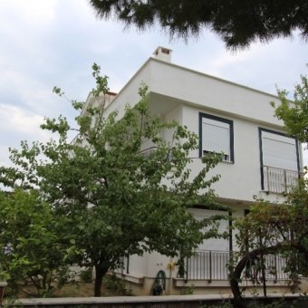 Kaz Dağları'nın eteğinde Güre'de satılık müstakil triplex ev.
