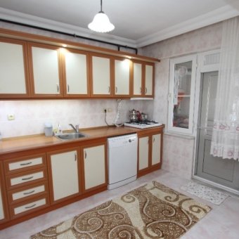 Akçay'da satılık  ön cephe  doğalgazlı  otoparklı  masrafsız 2+1 daire.