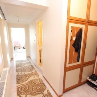 Akçay'da satılık  ön cephe  doğalgazlı  otoparklı  masrafsız 2+1 daire.