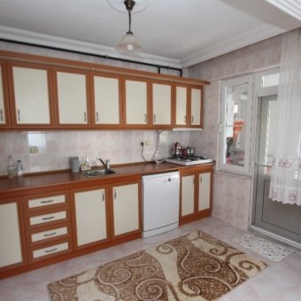 Akçay'da satılık  ön cephe  doğalgazlı  otoparklı  masrafsız 2+1 daire.