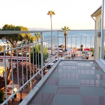 AKÇAY MERKEZ'DE EŞYALI GÜNLÜK KİRALIK 3+1 DAİRE