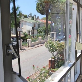 AKÇAY YENİMAHALLEDE SATILIK DENİZE 30.M MANZARALI ARA KAT ÖN CEPHE 2+1 DAİRE