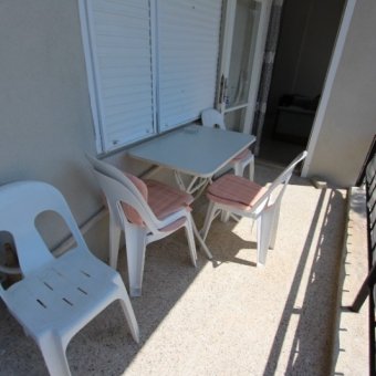 AKÇAY YENİMAHALLEDE SATILIK DENİZE 30.M MANZARALI ARA KAT ÖN CEPHE 2+1 DAİRE