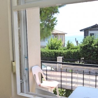AKÇAY YENİMAHALLEDE SATILIK DENİZE 30.M MANZARALI ARA KAT ÖN CEPHE 2+1 DAİRE
