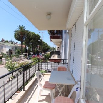 AKÇAY YENİMAHALLEDE SATILIK DENİZE 30.M MANZARALI ARA KAT ÖN CEPHE 2+1 DAİRE