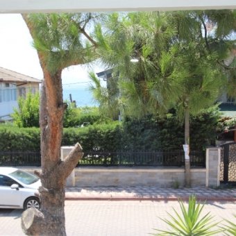 AKÇAY YENİMAHALLEDE SATILIK DENİZE 30.M MANZARALI ARA KAT ÖN CEPHE 2+1 DAİRE