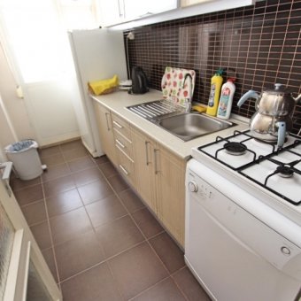 AKÇAY YENİMAHALLEDE SATILIK DENİZE 30.M MANZARALI ARA KAT ÖN CEPHE 2+1 DAİRE