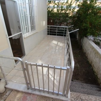 Akçay Merkez'de 2+1 Eşyalı Yüksek Giriş Kat Satılık Daire