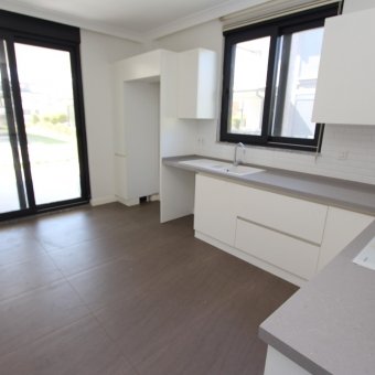 Edremit Güre'de Havuzlu Site İçinde Kiralık Villa