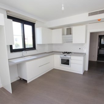 Edremit Güre'de Havuzlu Site İçinde Kiralık Villa