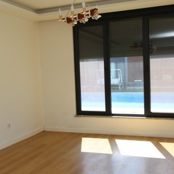 Edremit Güre'de Havuzlu Site İçinde Kiralık Villa