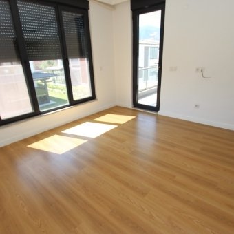 Edremit Güre'de Havuzlu Site İçinde Kiralık Villa