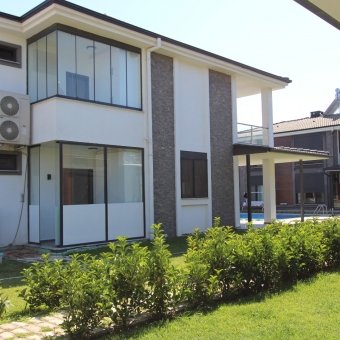 Edremit Güre'de Havuzlu Site İçinde Kiralık Villa
