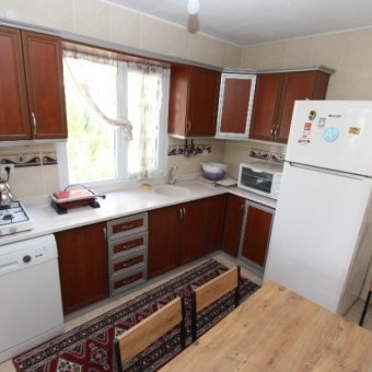 Balıkesir Edremit Akçay Mahallesinde Öğrenciye Ve Öğretmene 3+1 Giriş Üstü 130 Metrekare Eşyalı Kiralık Daire