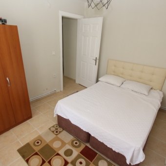 Balıkesir Edremit Akçay Mahallesinde Öğrenciye Ve Öğretmene 3+1 Giriş Üstü 130 Metrekare Eşyalı Kiralık Daire