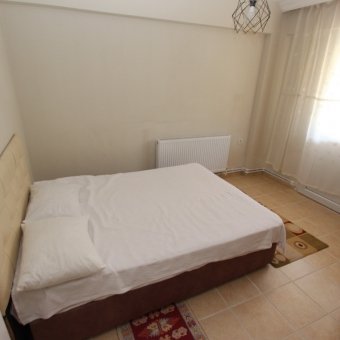 Balıkesir Edremit Akçay Mahallesinde Öğrenciye Ve Öğretmene 3+1 Giriş Üstü 130 Metrekare Eşyalı Kiralık Daire