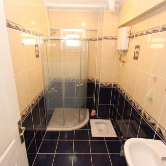 Balıkesir Edremit Akçay Mahallesinde Öğrenciye Ve Öğretmene 3+1 Giriş Üstü 130 Metrekare Eşyalı Kiralık Daire