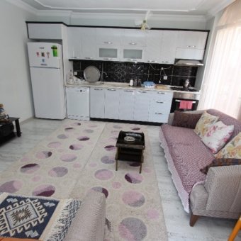 Akçay Cemiltemel'de 2+1 Giriş Üstü Açık Mutfak 70 Metrekare Eşyalı Sürekli Kiralık Daire