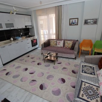Akçay Cemiltemel'de 2+1 Giriş Üstü Açık Mutfak 70 Metrekare Eşyalı Sürekli Kiralık Daire