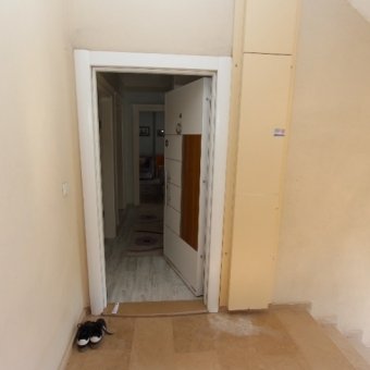 Akçay Cemiltemel'de 2+1 Giriş Üstü Açık Mutfak 70 Metrekare Eşyalı Sürekli Kiralık Daire