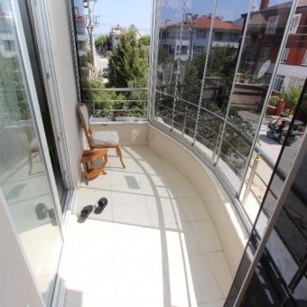 Akçay Cemiltemel'de 2+1 Giriş Üstü Açık Mutfak 70 Metrekare Eşyalı Sürekli Kiralık Daire