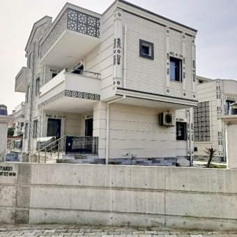 Ayvalık Sarımsaklı' da Satılık Süper Lüks Tripleks Villa.