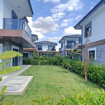 Ayvalık Güzelbahçe Evlerinde 3+1 Havuzlu Süper Lüks Satılık Müstakil Villa.