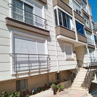 REPAL' den Sarımsaklı Merkezde 2+1 Eşyalı Site İçinde Satılık Daire.