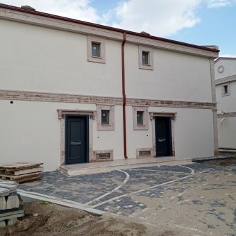 Ayvalık Altınova Merkezde 4+1 Sıfır Satılık Taş Villa.