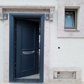 Ayvalık Altınova Merkezde 4+1 Sıfır Satılık Taş Villa.