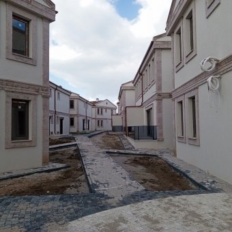 Ayvalık Altınova Merkezde 4+1 Sıfır Satılık Taş Villa.