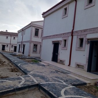 Ayvalık Altınova Merkezde 4+1 Sıfır Satılık Taş Villa.