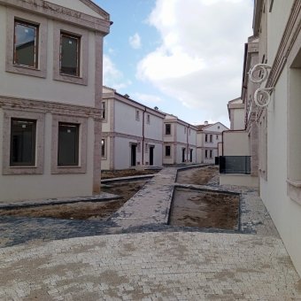 Ayvalık Altınova Merkezde 4+1 Sıfır Satılık Taş Villa.