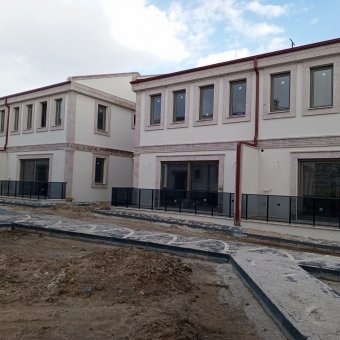 Ayvalık Altınova Merkezde 4+1 Sıfır Satılık Taş Villa.