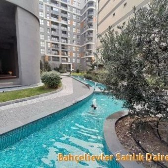 Küçükçekmece  Halkalı Site içinde 4+1 ara kat satılık daire.