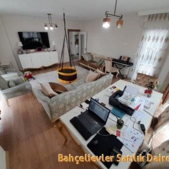 Küçükçekmece  Halkalı Site içinde 4+1 ara kat satılık daire.
